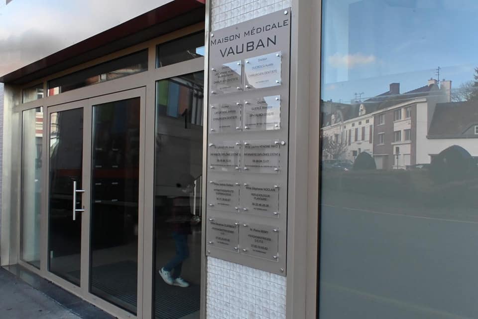 plaque de porte sur panneau mural pour maison médicale